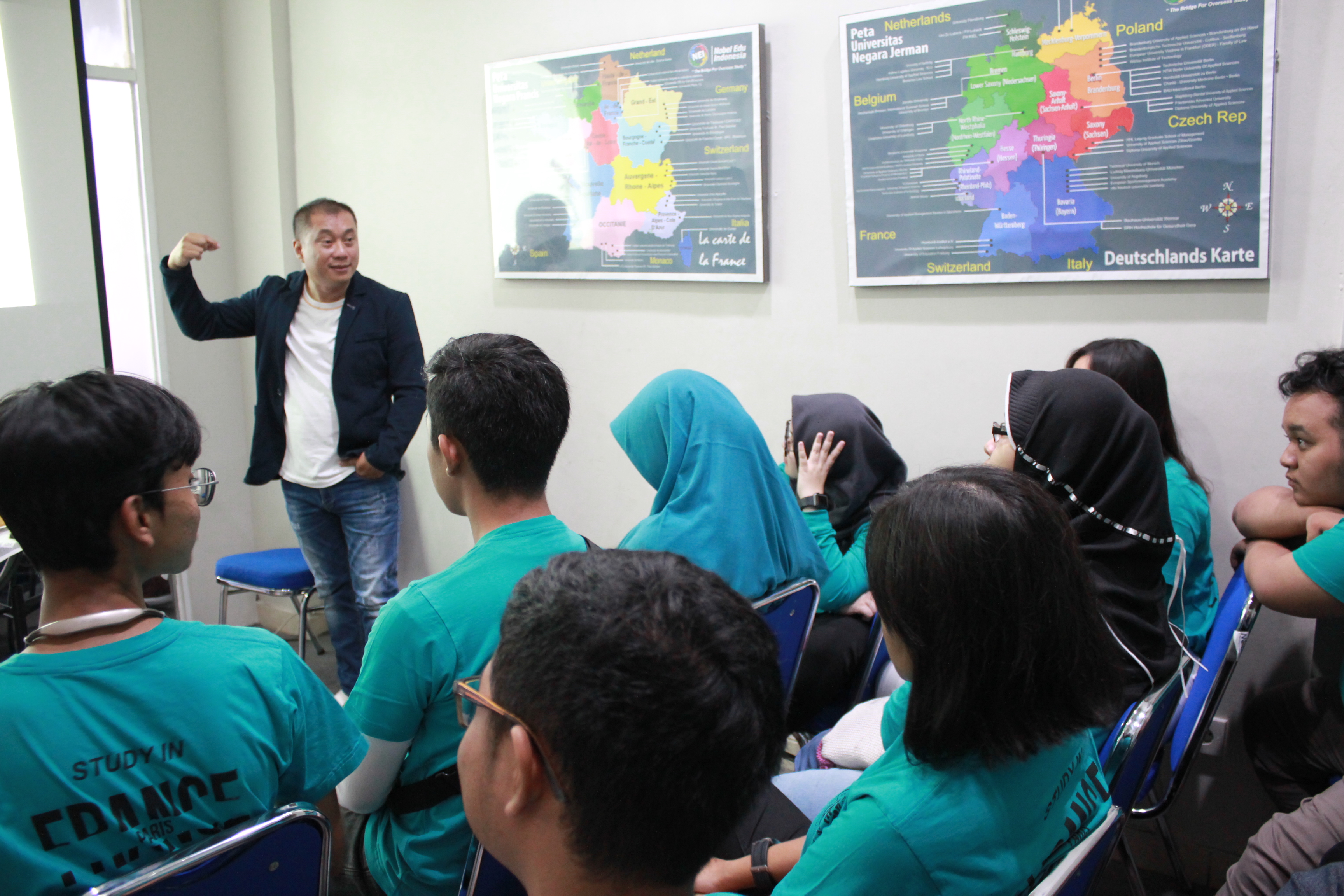 Kegiatan motiavation building untuk para peserta persiapan kuliah ke luar negeri